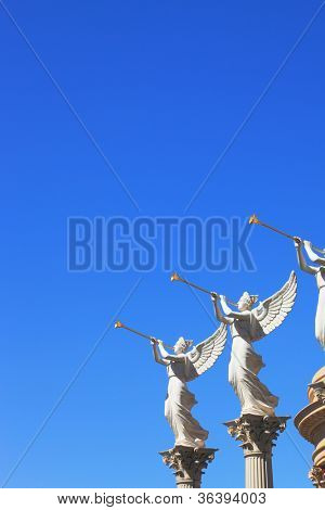 푸른 하늘에 대 한 날개 달린된 troubadours 동상 장식 열 수도 있습니다.