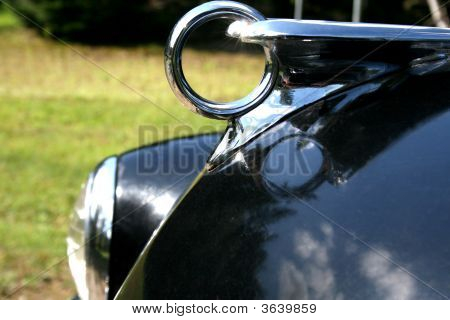 Ornement de capot antique sur une voiture