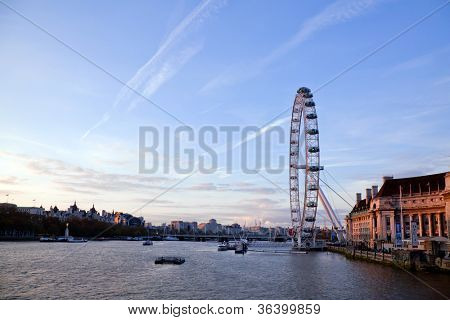 Londres - 14 de abril: London Eye da ponte de Westminster em 14 de abril de 2012 em Londres. O maior Ferri