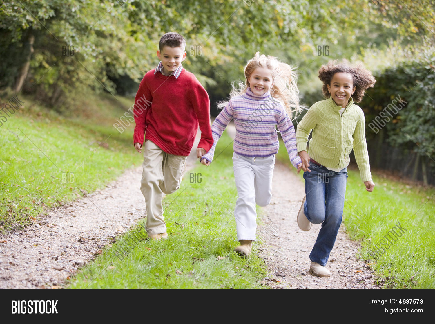 Они ходят друг за другом. Они ходят друг за другом. Они ходят друг за другом. Мальчик и девочка гуляют. Люди гуляют.