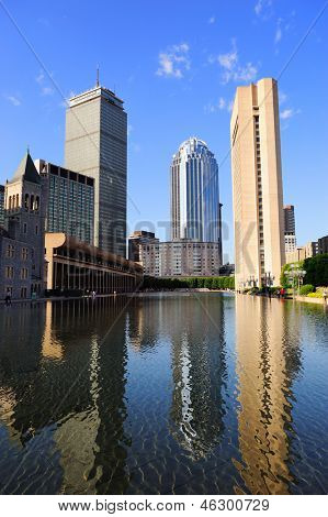 Christian Science Plaza a midtown Boston con riflesso acqua e vista città urbana.