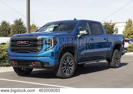 Indianapolis - Circa October 2022: Gmc Sierra 1500 Pickup Display At A Dealership. Gmc Offers The Si