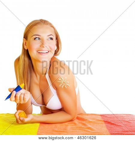 Pretty woman použití suncream izolovaných na bílém pozadí, péče o pleť, používání sunblock, zdravý život