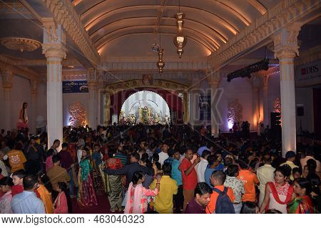Delhi - India
4th Oct 2022
Huge Crowd Gathers At Safdarjung Enclave Durga Puja Pandal In Delhi.  Dur