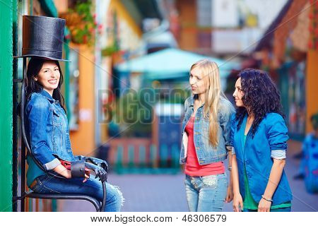 Heureux touristes féminines s'amuser dans la ville