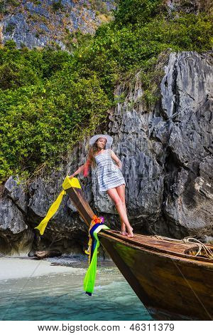 Ragazza con su una barca in un Resort