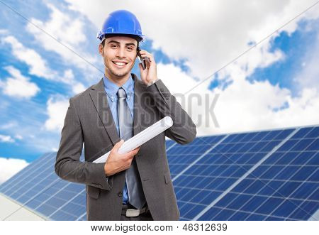 Lachende ingenieur voor zonnepanelen