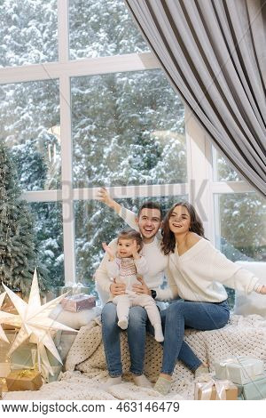 Happy Godparennts With Their Goddaughter Prend Time At Christmas Eve