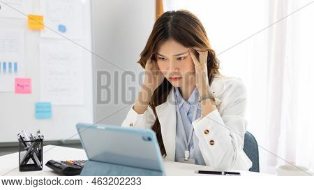 Female worker was disappointed by the mistake she had made, Despair or disappointment, Sad feeling, 