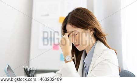 Female worker was disappointed by the mistake she had made, Despair or disappointment, Sad feeling, 