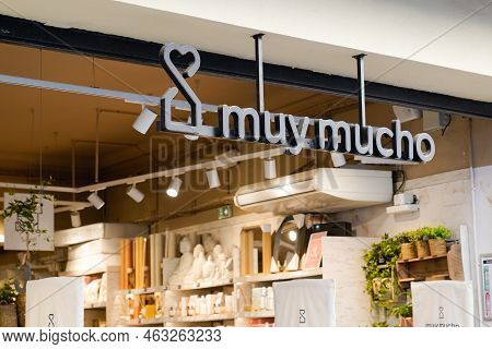 Bordeaux , Aquitaine  France - 10 10 2022 : Muy Mucho Logo Brand And Text Sign On Store Entrance Bou