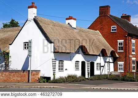 Burton-on-trent, Uk - August 7, 2020 - Pretty Traditional English Whitewashed Thatched Cottage In Th