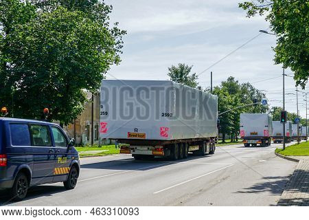 Transportation Of Oversized Cargo On Public Roads With An Accompanying Escort Car