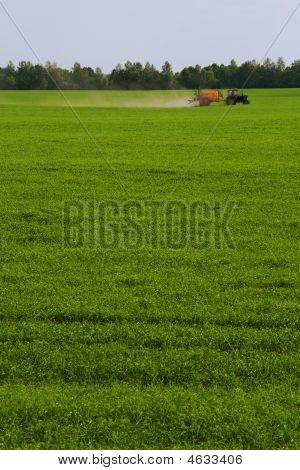 農業機械の使用を受精に緑の野原
