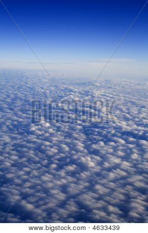 深い青い空と雲撮影から成層 （垂直ビュー）