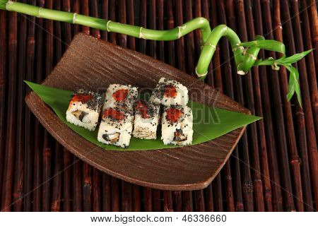 Velsmagende Maki sushi - Roll på plade på bambus mat