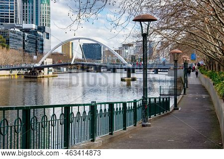 Flinders Walk Between The  Evan Walker Bridge And The Princess Bridge - Melbourne