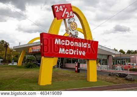 Bordeaux , Aquitaine  France - 10 10 2022 : Mc Donald's Mcdrive Facade M Text Logo And Sign Of Brand