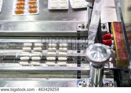 Capsules Wrapped In Ptp Sheet During Manufacturing Process By Machine Blister Packing Machine For Ph