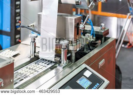 Capsules Wrapped In Ptp Sheet During Manufacturing Process By Machine Blister Packing Machine For Ph