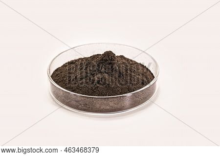 Granulated Hematite, A Natural Mineral Based On Iron Oxide, Applied In Foundry Molds, Paints, Coatin