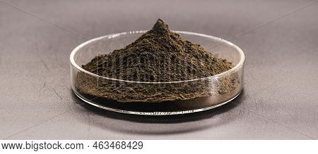 Granulated Hematite, A Natural Mineral Based On Iron Oxide, Applied In Foundry Molds, Paints, Coatin