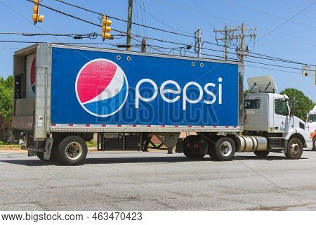 20 September 22 Greenville Sc Us Local Convenience Store, Pepsi Truck Is Making Deliveries Of Pepsi 
