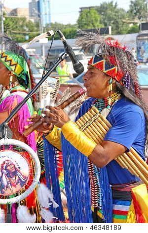 Gruppo di indiano nativi americani riprodurre musica