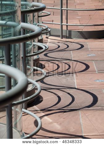 Pavimento di pietra con parete di vetro come Backgroundstone piano con parete di vetro come sfondo