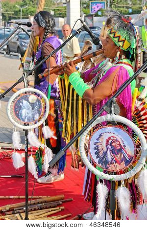 Gruppo di indiano nativi americani riprodurre musica