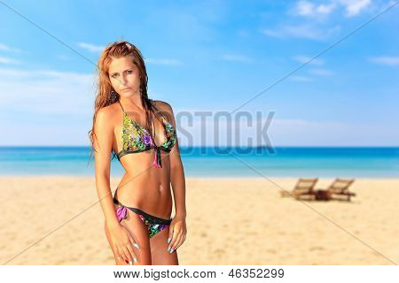 Jovem reaxing-se na praia no resort exótico