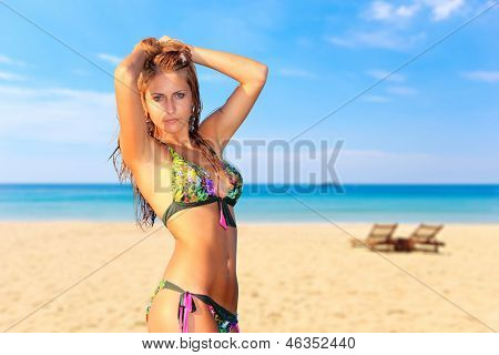 Jovem reaxing-se na praia no resort exótico