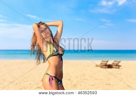 Jovem reaxing-se na praia no resort exótico