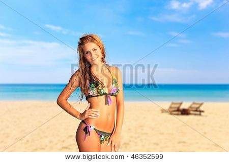 Jovem reaxing-se na praia no resort exótico