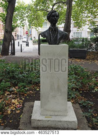 Russell Statue In London