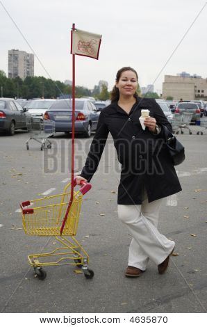 Gravid kvinna med Shopping vagn och glass