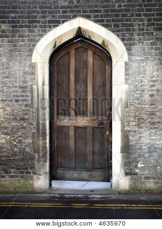 Gótico arco puerta en Cambridge Reino Unido