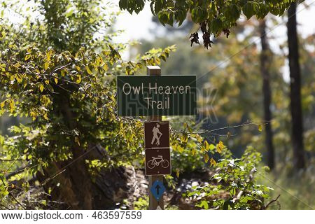 Lake D'arbonne State Park, Farmerville, Louisiana/usa - September 24 2021: Sign Marking The Owl Heav