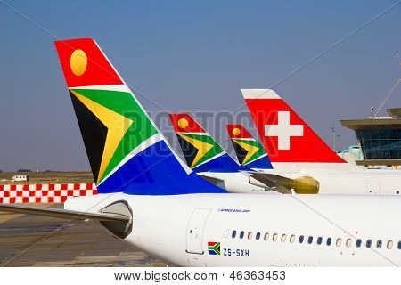 JOHANNESBURG - duben 18:Airbus A340 vystupování cestujících po mezikontinentální lety na duben 