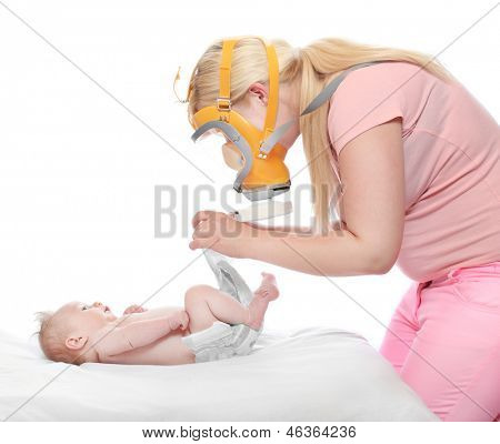 Plenky - koncepce hygieny. Mladá matka řešení nehody páchnoucí plenky.