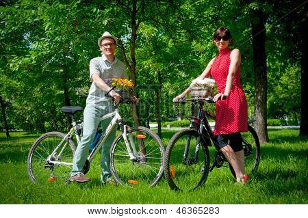 Mosca - 19 maggio: Posa di ciclisti durante il giorno l'azione di moto uniforme su 19 maggio 2013 a Mosca. 