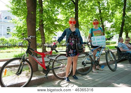 Mosca - 19 maggio: Posa di ciclisti durante il giorno l'azione di moto uniforme su 19 maggio 2013 a Mosca. 