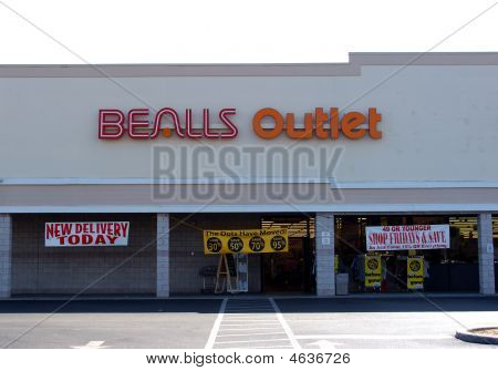 Bealls branden 40 werknemers en afgesloten 12 Sites