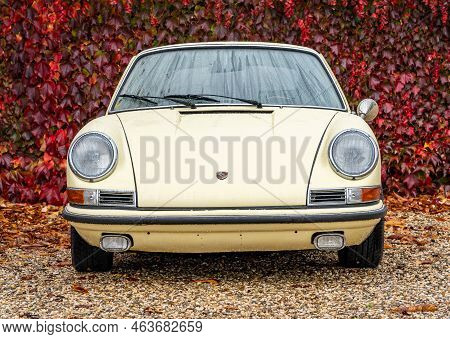 Brummen, Province Gelderland, The Netherlands, 15.10.2022, Front View Of Vintage Porsche 912 From Th