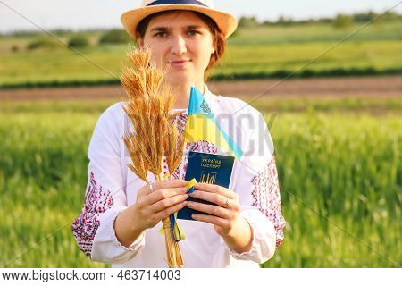 Defocus Young Ukrainian Woman Portrait. Bouquet Of Ripe Golden Spikelets Of Wheat Tied On The Meadow