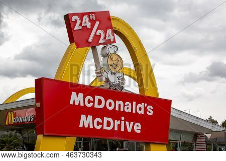 Bordeaux , Aquitaine  France - 10 10 2022 : Mcdonald's Mcdrive Brand M Restaurant Sign Logo American