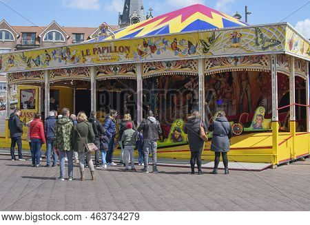 Sint Niklaas, Belgium, 05 May 2019, People Stand And Look At The Fairground Attraction