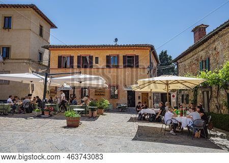 Monteriggioni, Tuscany, Italy - Maggio, 2022: Lunch Time: Small Open Air Cafes With Visitors In Mont