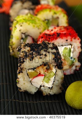 Velsmagende Maki sushi - Roll på måtten close-up