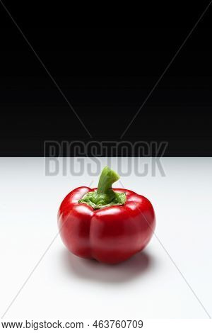 Gogoshar Or Gogoscharii - Wide Spherical Pepper On A Black And White Background. It Is Used For Cook
